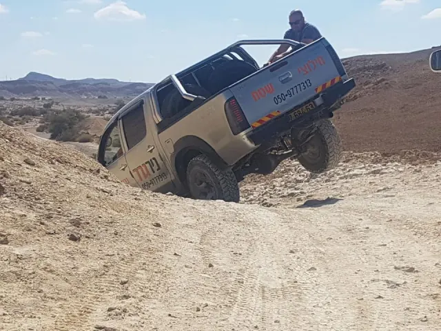 רכב שטח בחילוץ בטיפוס תלול בשטח מדברי